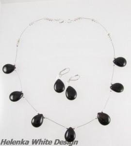 Agate necklace with earrings. - copyright Helen White
