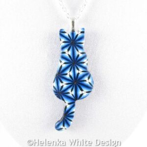Sitting blue cat pendant - detail